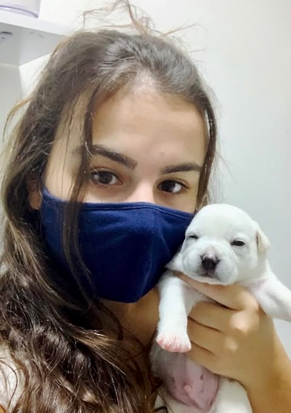 Voluntária com o filhote Mark